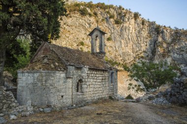 Karadağ'daki eski yıkılan kilise. Dağ ve doğa.