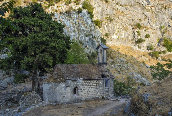Karadağ'daki eski yıkılan kilise. Dağ ve doğa.