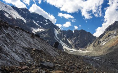 Yüksek dağların buzul ve mavi gökyüzünde