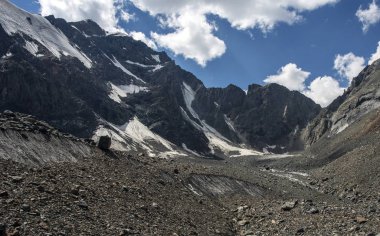 Yüksek dağların buzul ve mavi gökyüzünde