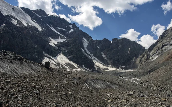 Yüksek dağların buzul ve mavi gökyüzünde