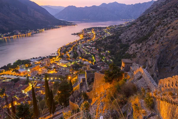 Karadağ. Kotor şehir. İyi akşamlar. Eski şehir görünümünü.