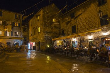 Karadağ eski şehir görünümünde. Kilise, akşam fusiliers ışığıyla meydanda.
