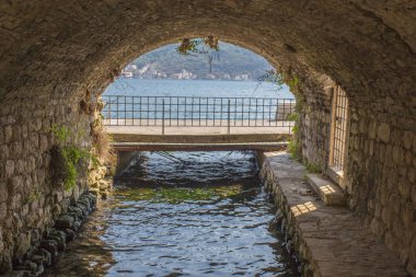 bir köprünün altında eski arch adlı deniz. 