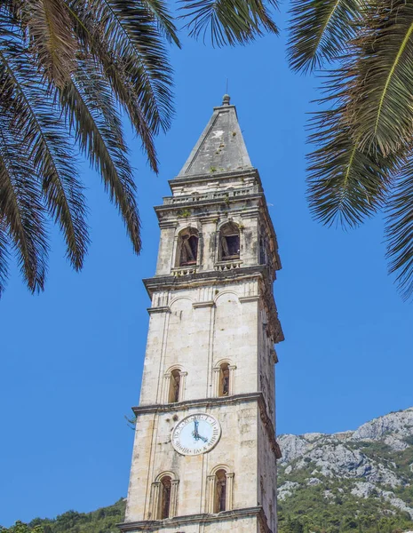 Perast şehir eski kule astronomik saati. Europe.