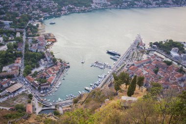 Karadağ. Kotor Koyu'ndaki. Dağın üzerindeki üzerinden görüntülemek.