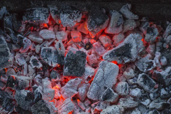 Pedaços de carvão quente e as chamas no braseiro para cozinhar alimentos — Fotografia de Stock