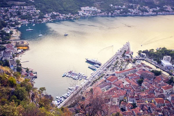 Karadağ. Kotor Koyu'ndaki. Dağın üzerindeki üzerinden görüntüleyin. 2017 yıl. Dağın üzerindeki fotoğraf.