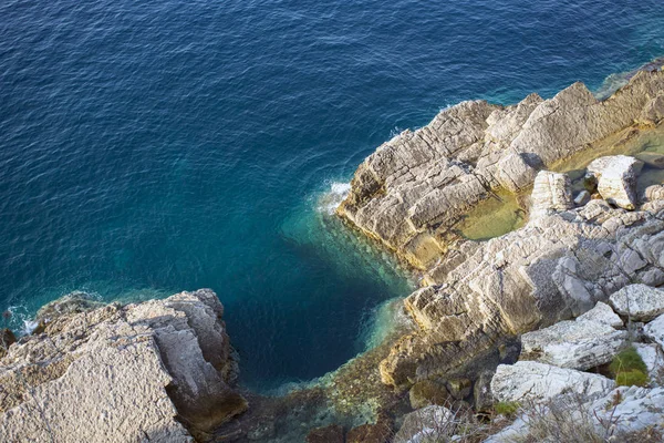mavi deniz manzaralı kayalık uçurum