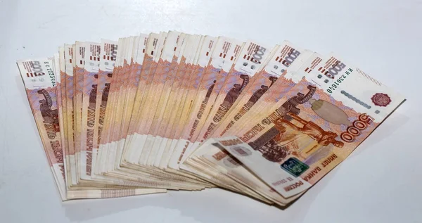 toplu olarak büyük bir tomar para dağılın.
