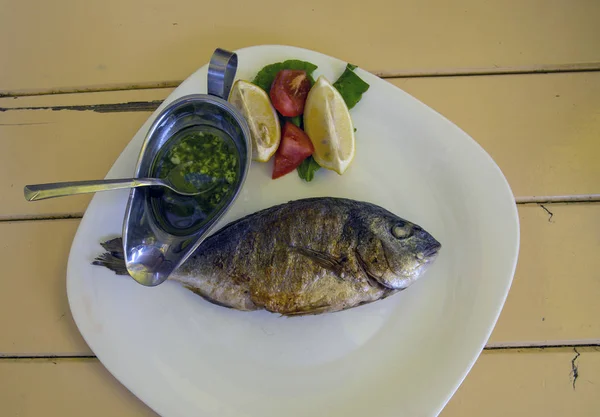 Taze bitki ve limonlu kızarmış balık.