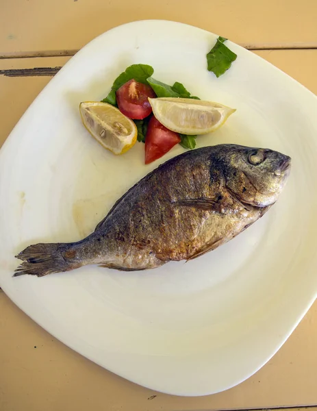 Fiskrätt - rostad öring med grönsaker — Stockfoto