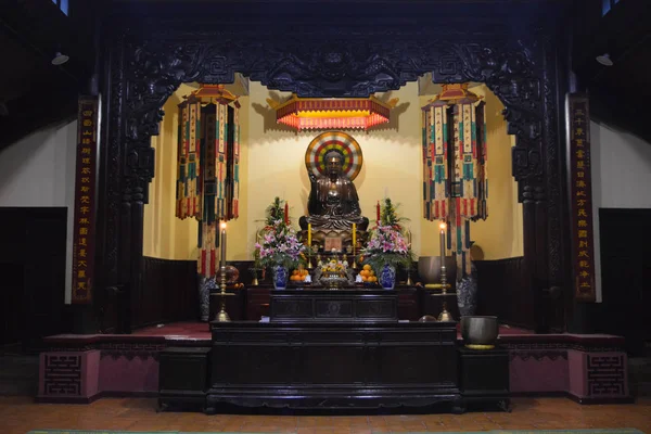 Buddha sul tavolo dell'altare nella stanza — Foto Stock
