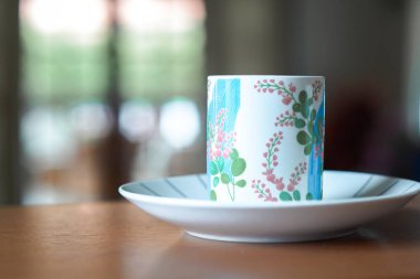 Ahşap masa ve oturma odası arka plan üzerinde plastik cam