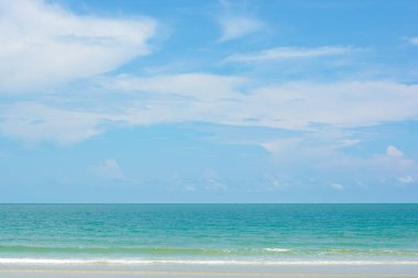 Hua Hin-deniz yumuşak dalga ve gökyüzü arka plan ile. Tayland deniz manzara.