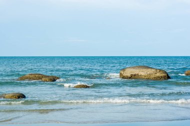 Rock ve mavi gökyüzü ile Hua Hin Thailand.beautiful deniz deniz manzarası
