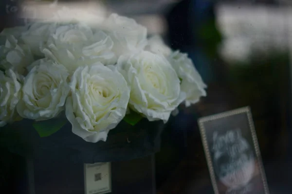 Bukiet białych róż i ramki na zdjęcia w stylu vintage — Zdjęcie stockowe