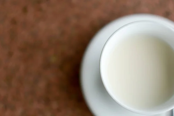 Sıcak süt ve masada beyaz Kupası — Stok fotoğraf