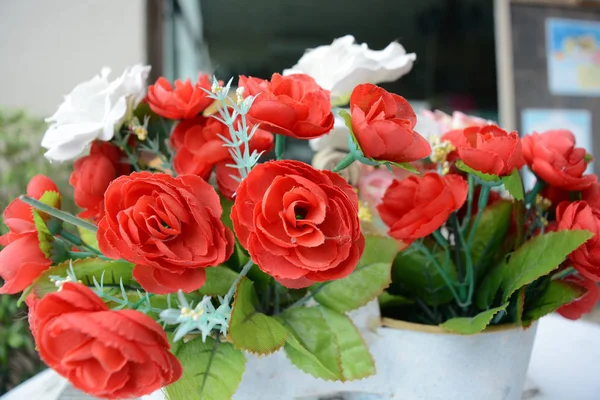 Bukiet róż w doniczkach z biały stół na Walentynki — Zdjęcie stockowe