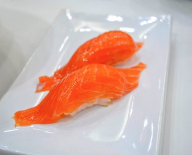 Japonya restoranda beyaz tabakta nigiri suşi