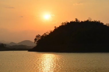 Siluet dağ nehir ve günbatımı. Güzel gün batımı 