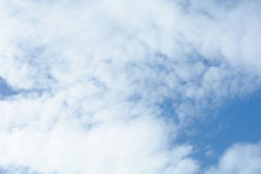 Bulutların üstünde mavi gökyüzü. Bulutlar dinlenmek.