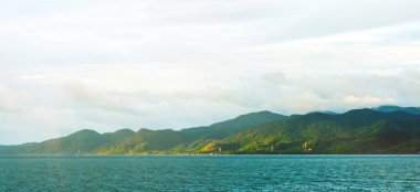 Doğa manzara sahil sabah güneş ışığı ile. Güzel deniz ve gökyüzü arka plan ile bir ada. Deniz tropik adada