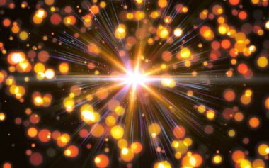 Soyut dijital mercek parlaması siyah ve bokeh arka plan yatay çerçeve içinde. Güzel bokeh ve flare.