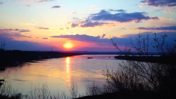 Puesta de sol de Taimelapse en el río Volga — Vídeo de stock