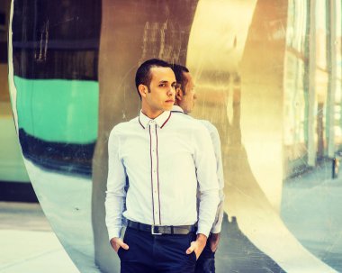 Ayna Amerikalı adam düşünerek