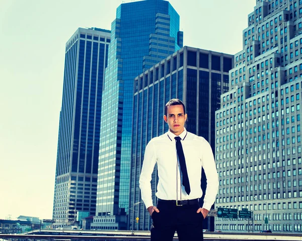Portret van de jonge zakenman in New York — Stockfoto
