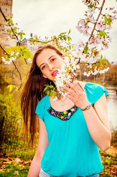 Amerykański Teenage Girl kochający kwiaty, w Central Parku w Nowym Jorku — Zdjęcie stockowe