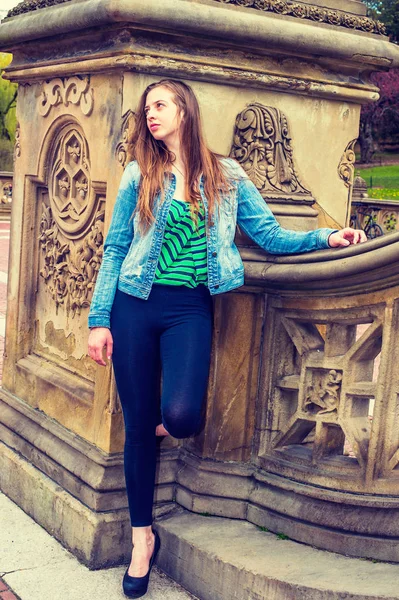 Amerykańska dziewczyna nastoletnich brakuje Ci w Central Park w Nowym Jorku. — Zdjęcie stockowe