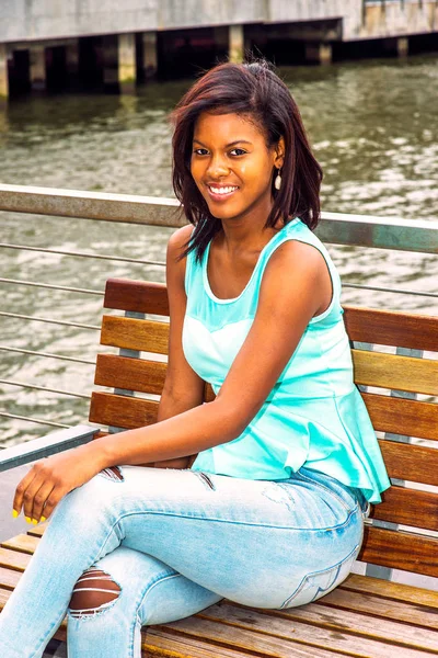 Jovem mulher afro-americana feliz relaxando pelo rio em Nova York — Fotografia de Stock