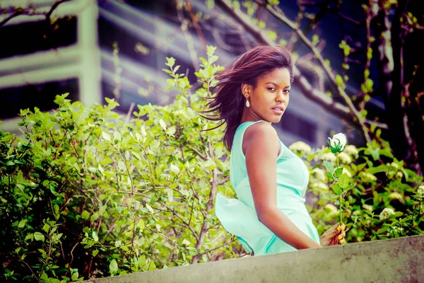 W ミッシングユー若いアフリカ系アメリカ人の女性の愛の物語 — ストック写真