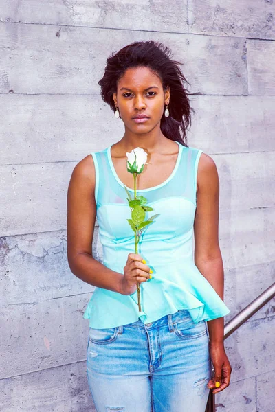 Jovem afro-americana mulher sentindo sua falta com rosa branca em Novo — Fotografia de Stock