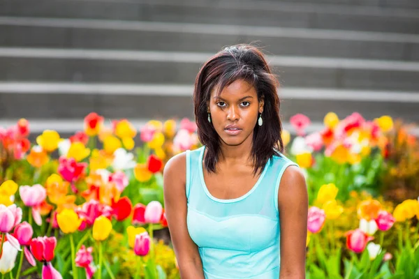 Retrato de Jovem Afro-Americana com flores em Nova Yor — Fotografia de Stock
