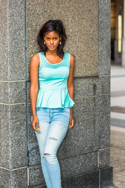 New York dışında genç Afrikalı-Amerikalı kadın düşünme — Stok fotoğraf