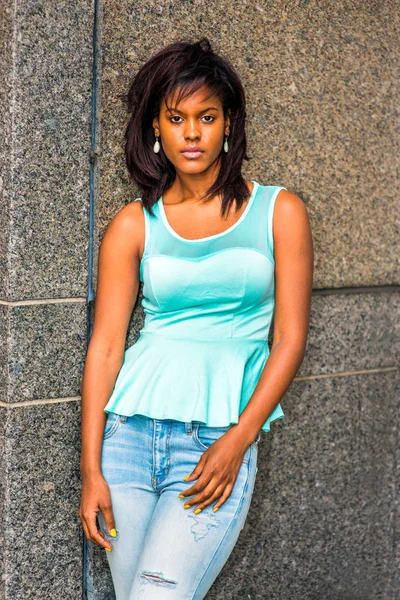New York dışında yalnız Afrikalı-Amerikalı kadın düşünme — Stok fotoğraf
