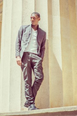 Genç Afrikalı-Amerikalı adam dışında düşünme New York'ta su altında