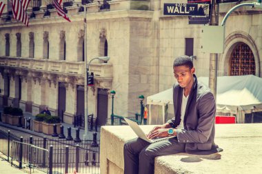 Seyahat, New York'ta çalışan genç Afrikalı-Amerikalı adam