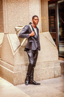 Genç Afro-Amerikan omuz çanta taşıyor, N seyahat adam