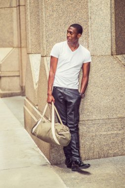 Genç Afro-Amerikan çanta taşıyor, New York'ta seyahat adam