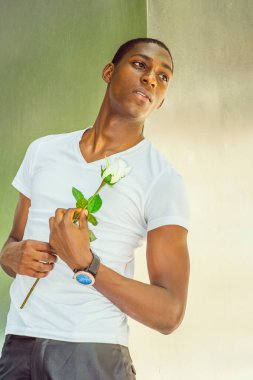 Genç Afrikalı-Amerikalı adam Missing You yeni Yo içinde beyaz gül desenli