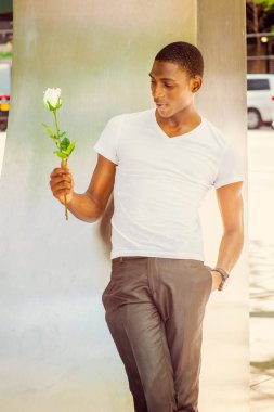 Genç Afrikalı-Amerikalı adam Missing You yeni Yo içinde beyaz gül desenli