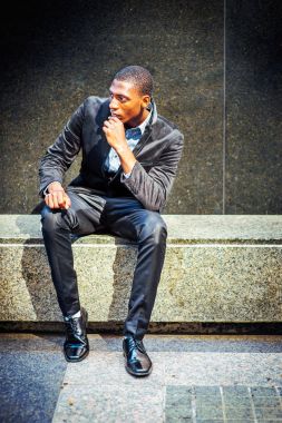New York dışında genç Afrikalı-Amerikalı adam düşünme