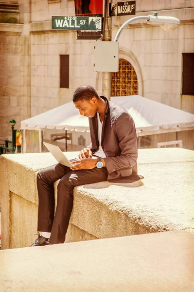 Jóvenes afroamericanos viajando, trabajando en Wall Street en — Foto de Stock