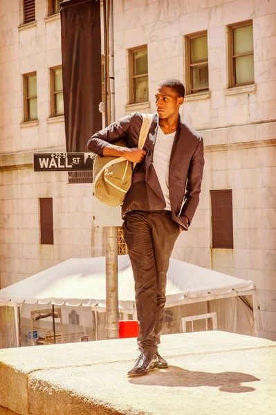 युवा आफ्रिकन अमेरिकन माणूस खांदा पिशवी घेऊन, एन मध्ये प्रवास — स्टॉक फोटो, इमेज