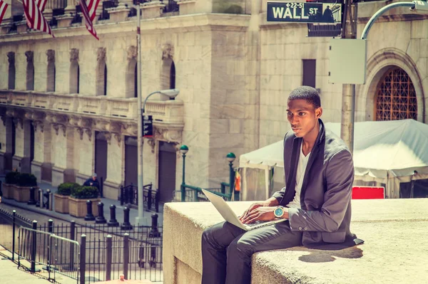 Jóvenes afroamericanos viajando, trabajando en Nueva York — Foto de Stock