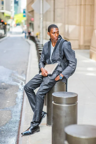 Joven afroamericano viajando, estudiando en Nueva York — Foto de Stock